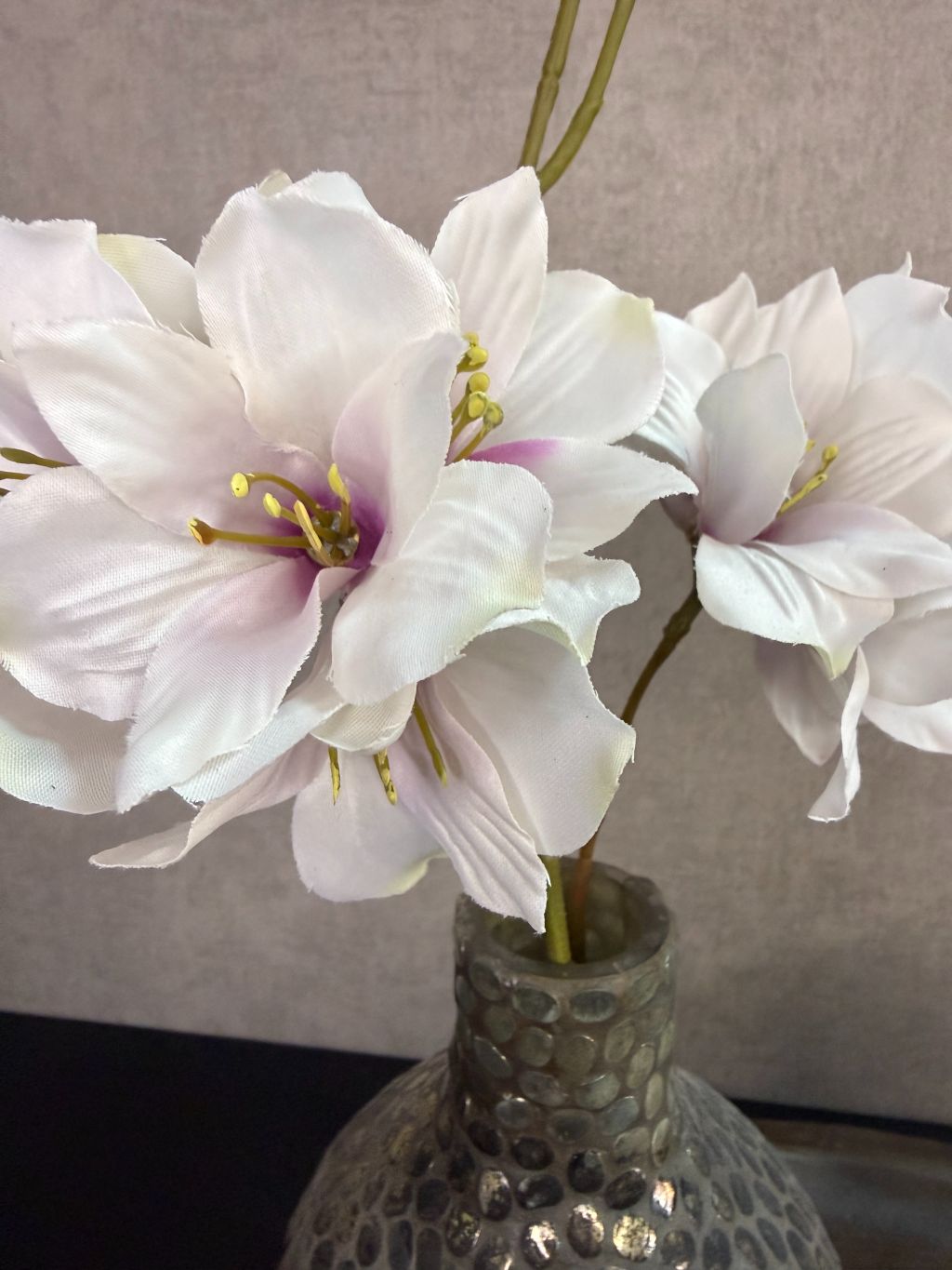 Tafel decoratie set met organisch houten dienblad, metalen vaas met bloemen en twee glazen waxinelichthouders.