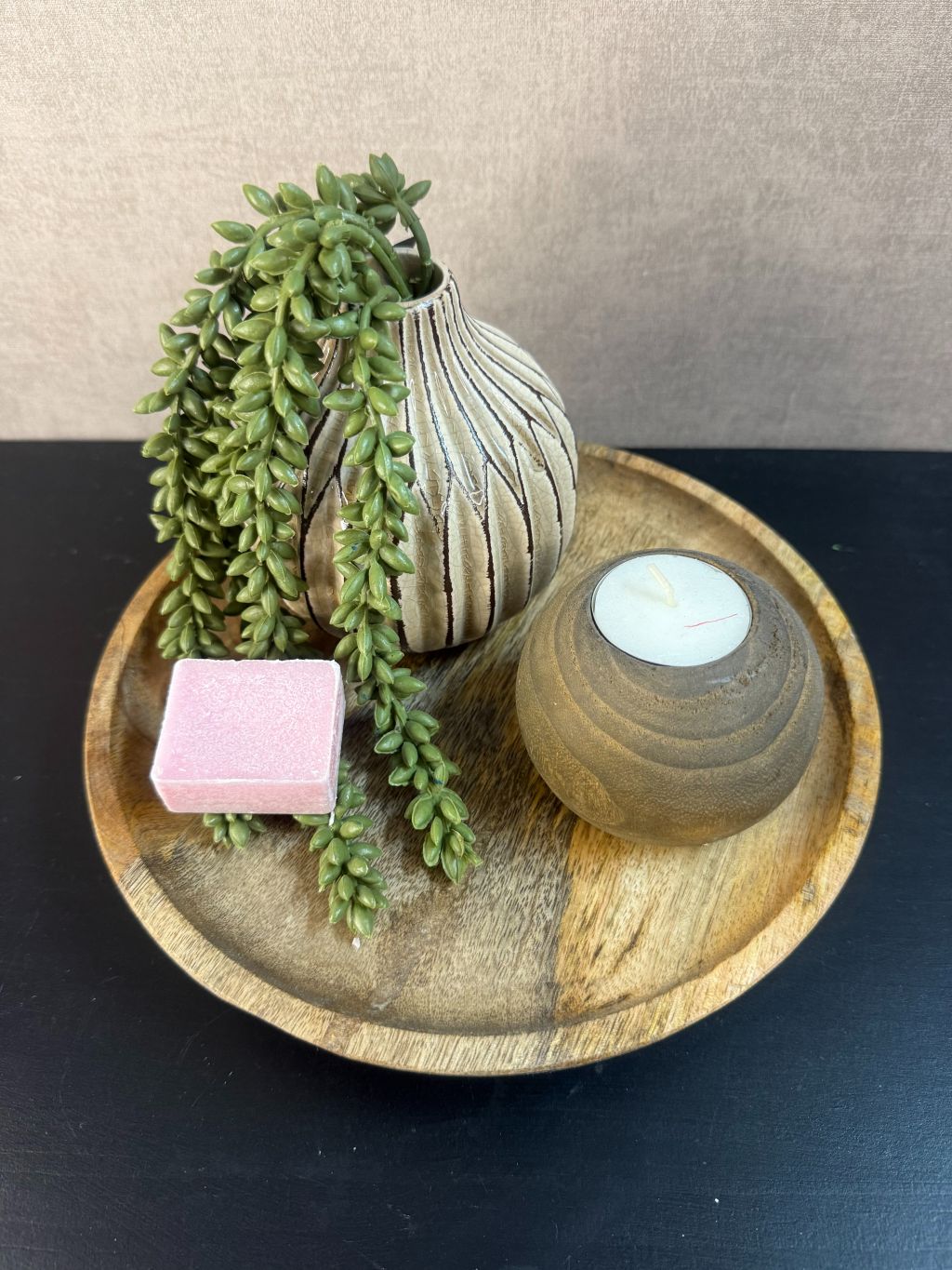 Tafel decoratie set Fleur met houten dienblad, keramieken vaasje met hangend groen, houten theelichthouder en roze amberblokje.