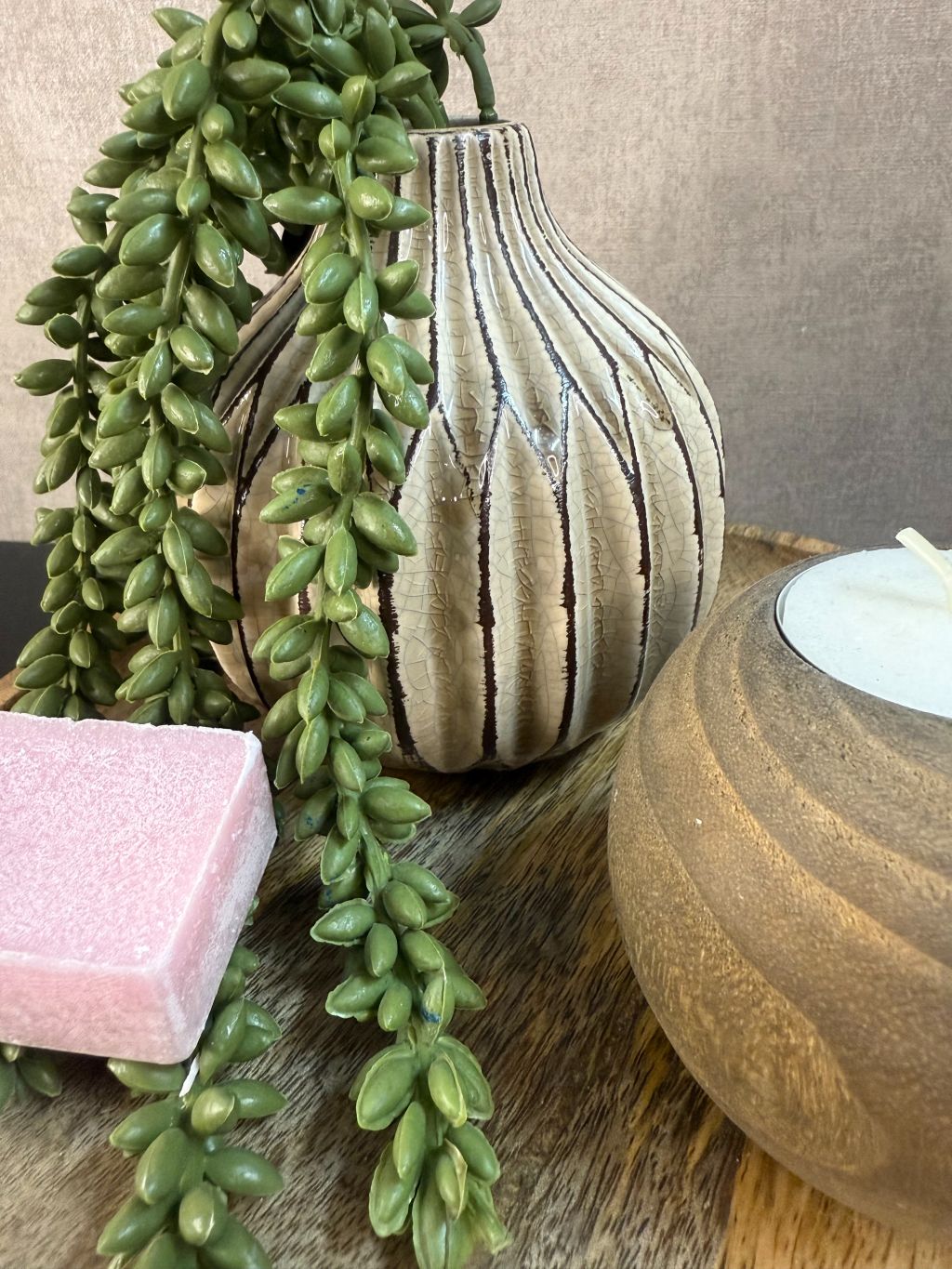 Tafel decoratie set Fleur met houten dienblad, keramieken vaasje met hangend groen, houten theelichthouder en roze amberblokje.
