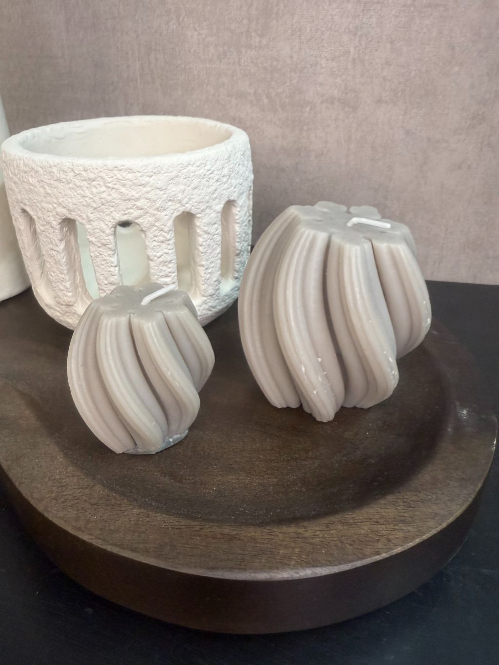 Tafel decoratie set Gwinn – houten dienblad met crème vazen, Scabiosa takken en decoratieve items tegen grijze achtergrond.