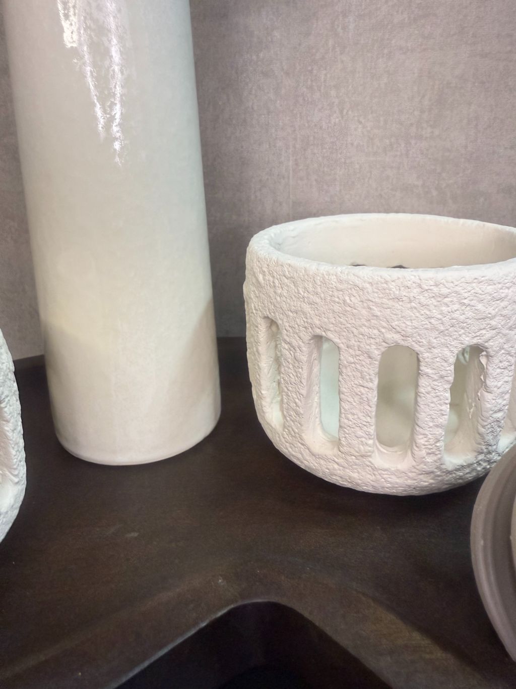 Tafel decoratie set Gwinn – houten dienblad met crème vazen, Scabiosa takken en decoratieve items tegen grijze achtergrond.