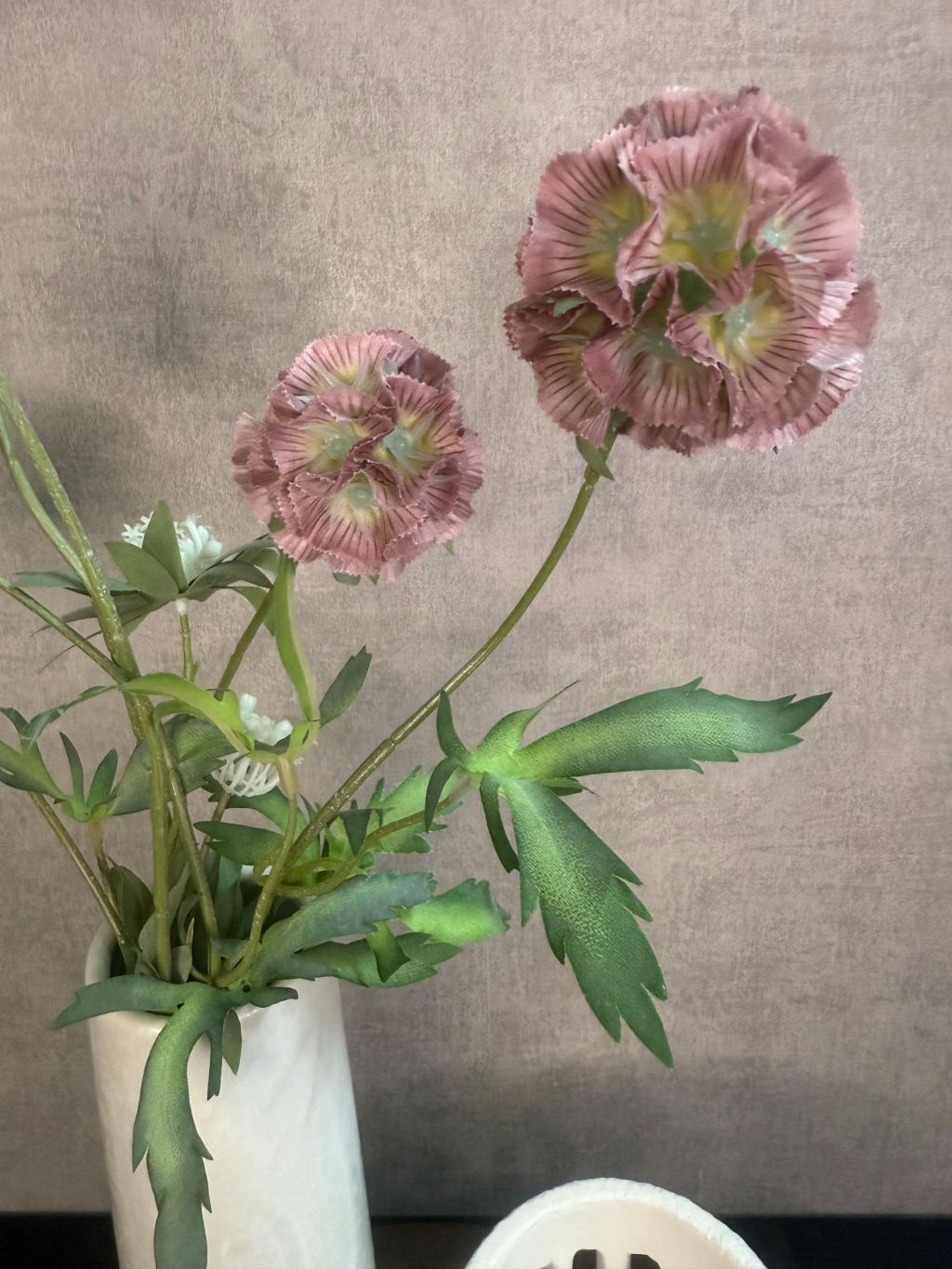 Tafel decoratie set Gwinn – houten dienblad met crème vazen, Scabiosa takken en decoratieve items tegen grijze achtergrond.