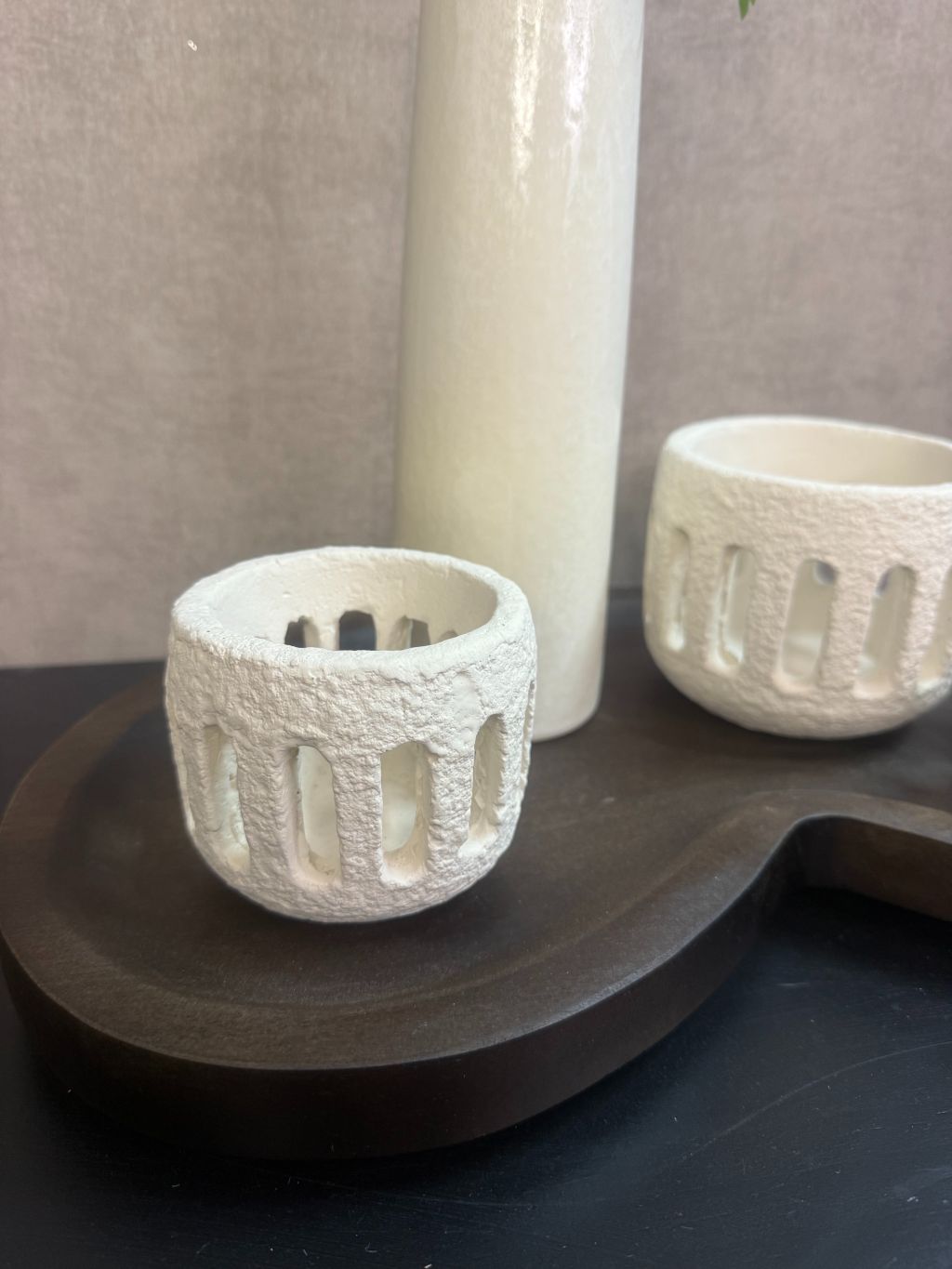 Tafel decoratie set Gwinn – houten dienblad met crème vazen, Scabiosa takken en decoratieve items tegen grijze achtergrond.