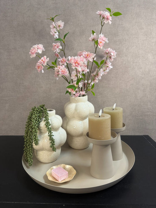 Tafel decoratie set La Fleur in beige en roze op rond dienblad Ø44 cm, 60 cm hoog met LED-kaarsen en bloemen.