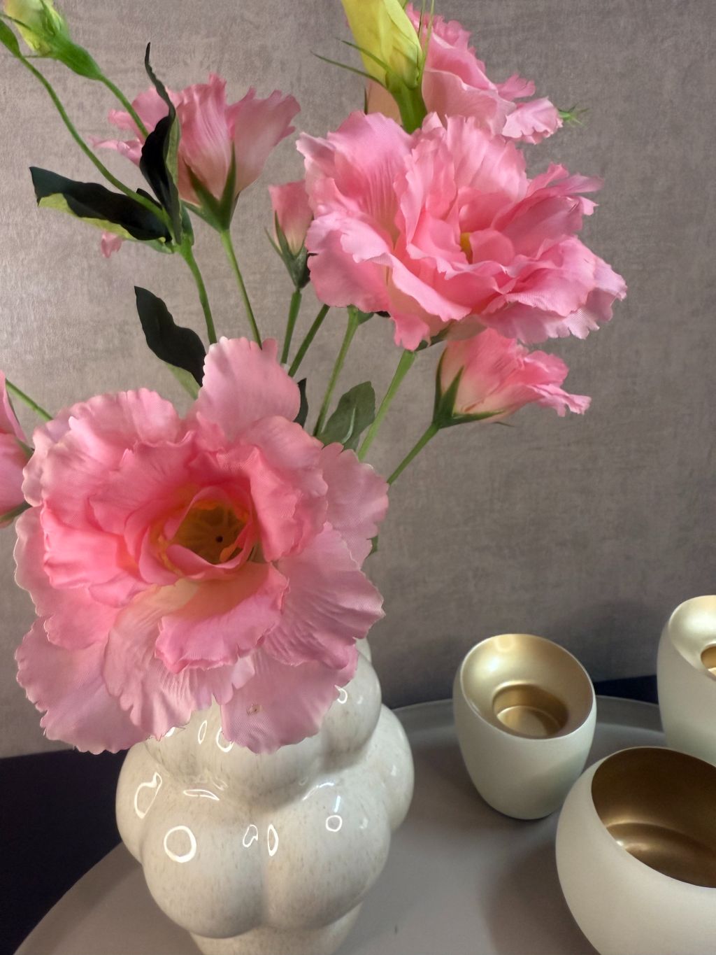 Decoratieve set met roze kunstbloemen in organische vaas