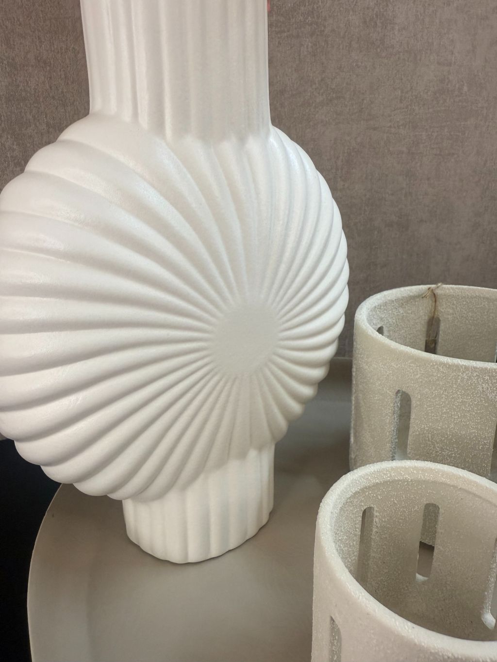 Witte geribbelde vaas