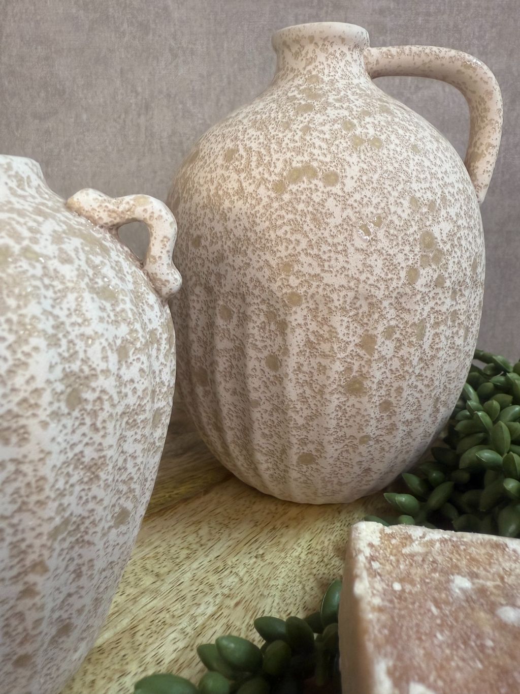 Tafel decoratie set Rome – beige vazen op houten dienblad met amberblokje en groene kunstplant tegen grijze achtergrond.