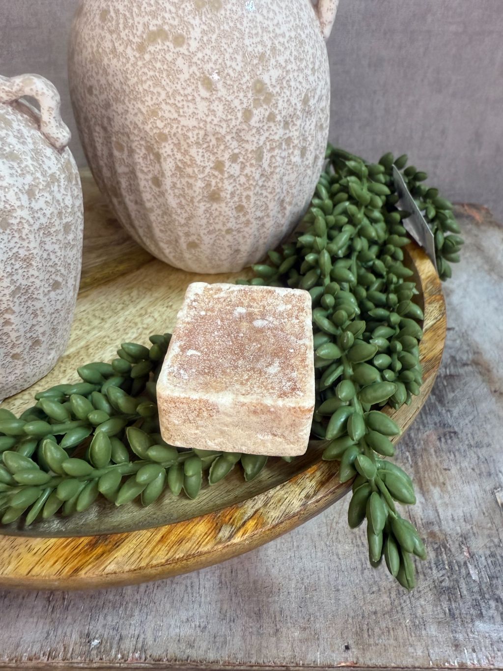 Tafel decoratie set Rome – beige vazen op houten dienblad met amberblokje en groene kunstplant tegen grijze achtergrond.