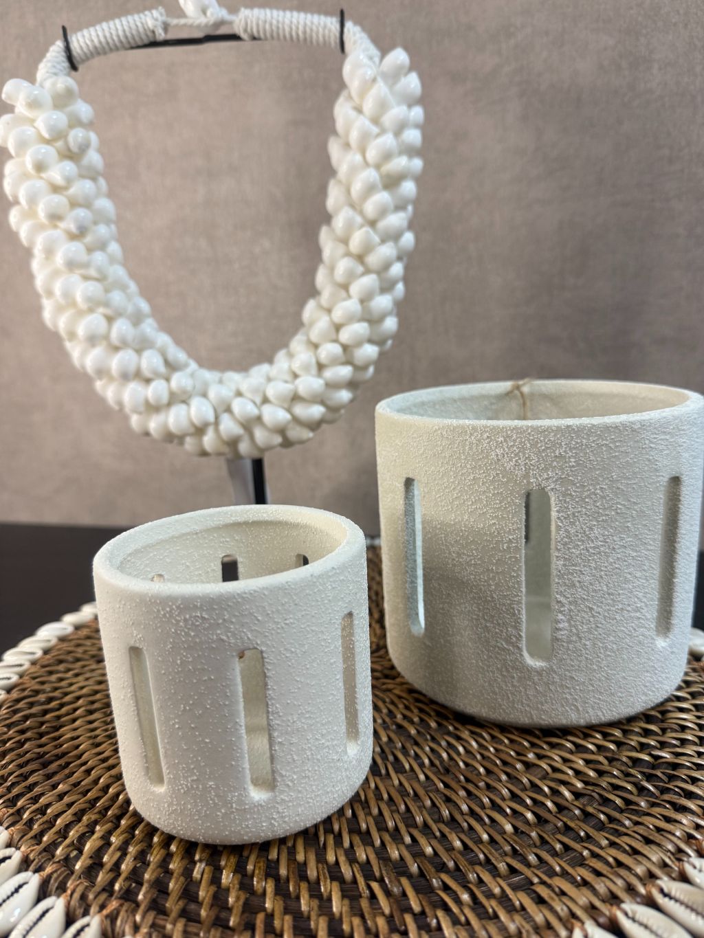 Tafel decoratie set Shell met schelpenornament op standaard, twee zandkleurige waxinelichthouders en placemat met schelprand.