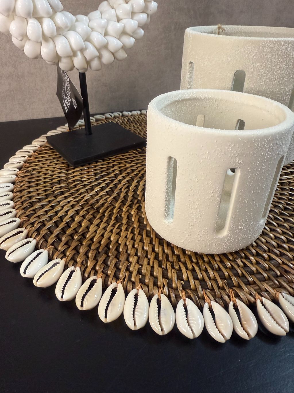 Tafel decoratie set Shell met schelpenornament op standaard, twee zandkleurige waxinelichthouders en placemat met schelprand.