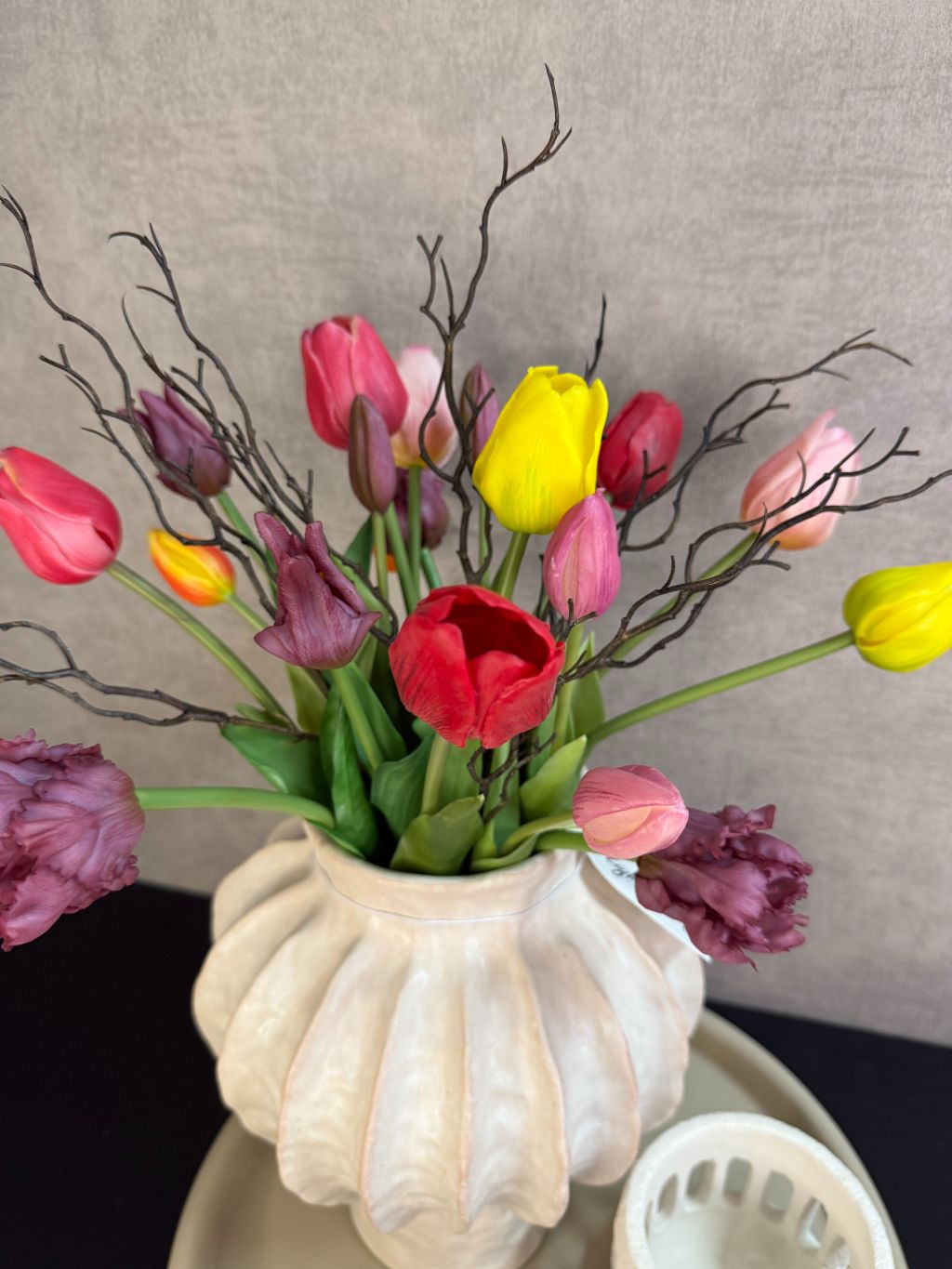 Tafel decoratie set met beige dienblad, vaas met bonte real touch tulpen en twee beige waxinelichthouders.
