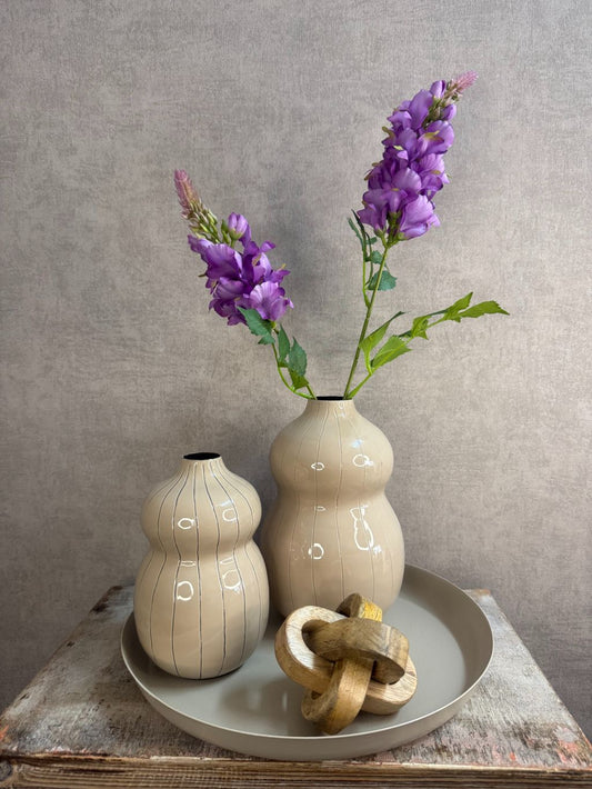 Tafel decoratie set Vadena in beige en paars op dienblad Ø31 cm, totale hoogte 52 cm.