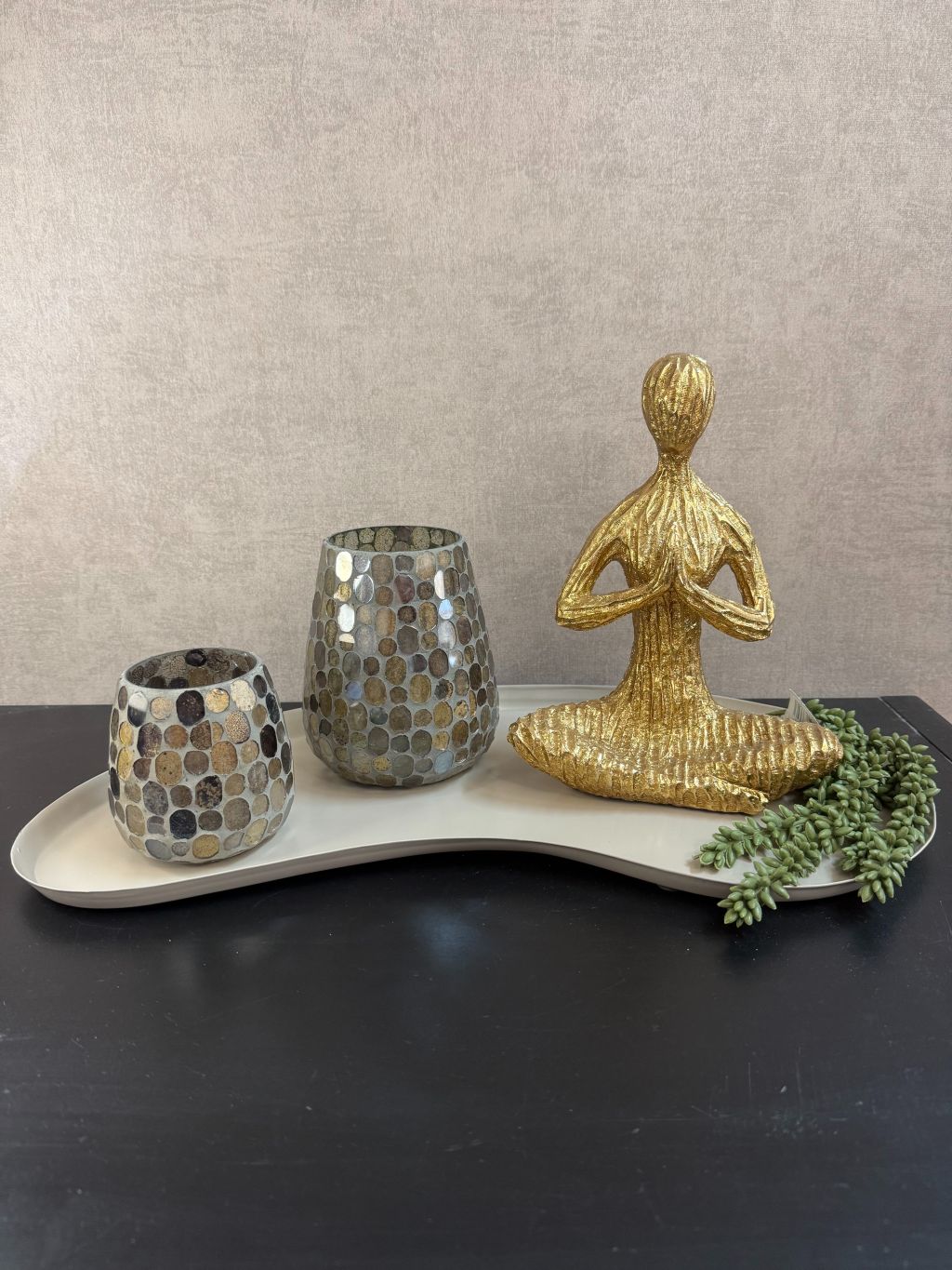Tafel decoratie set met gouden yoga beeld, twee mozaïek waxinelichthouders en zandkleurig kidneyvormig dienblad.