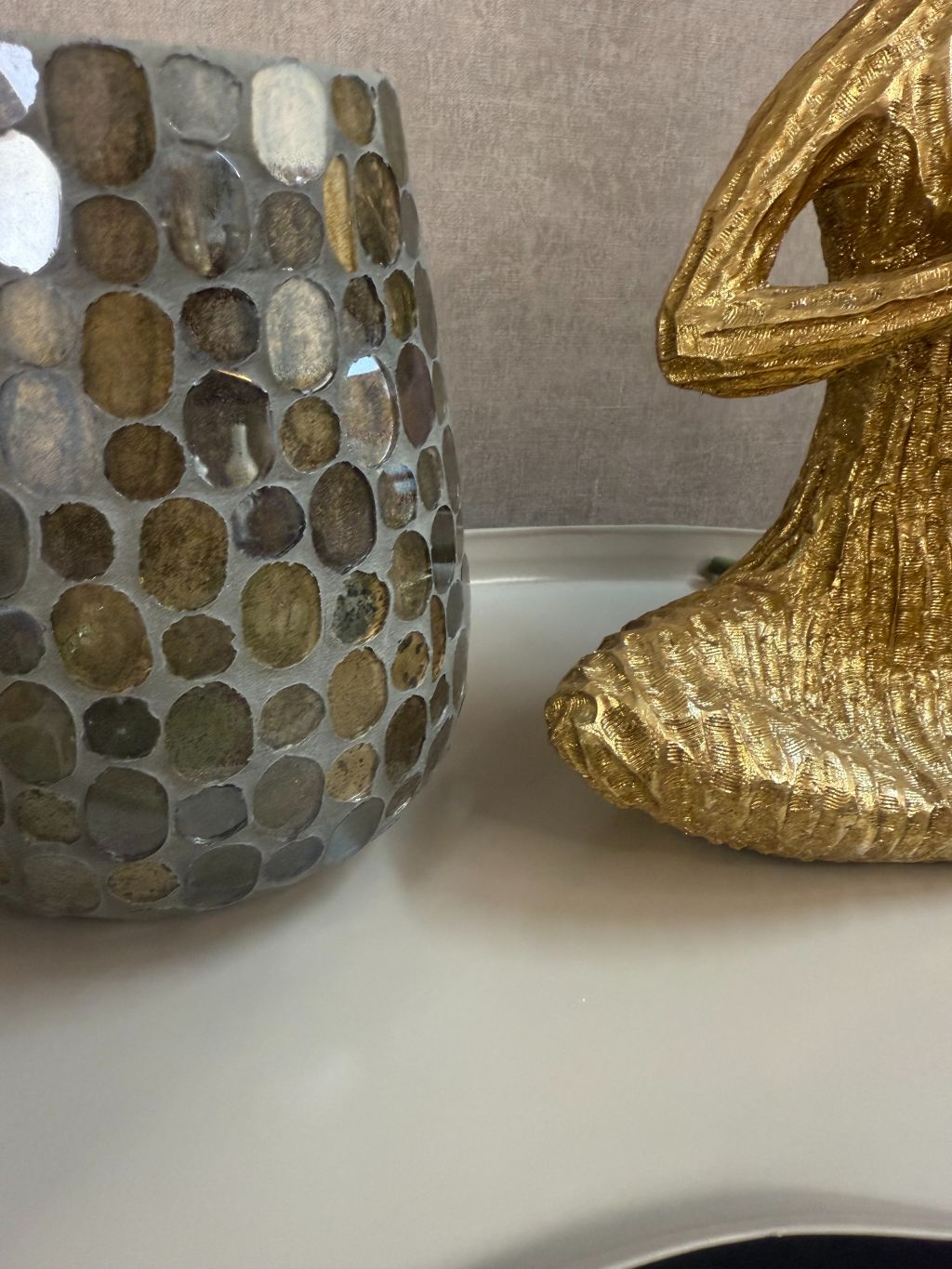Dienblad, waxinelichthouder en gouden yoga beeldje