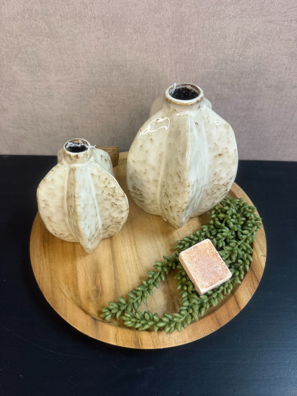 Tafel decoratie set Ellen – houten dienblad met twee beige keramieken vaasjes, groen erwtenplantje en amberblokje in zachte tinten.