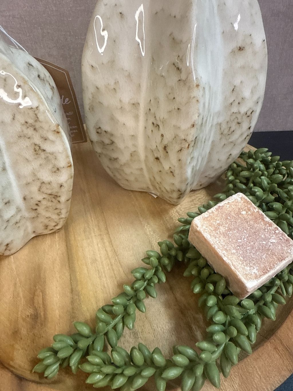 Tafel decoratie set Ellen – houten dienblad met twee beige keramieken vaasjes, groen erwtenplantje en amberblokje in zachte tinten.
