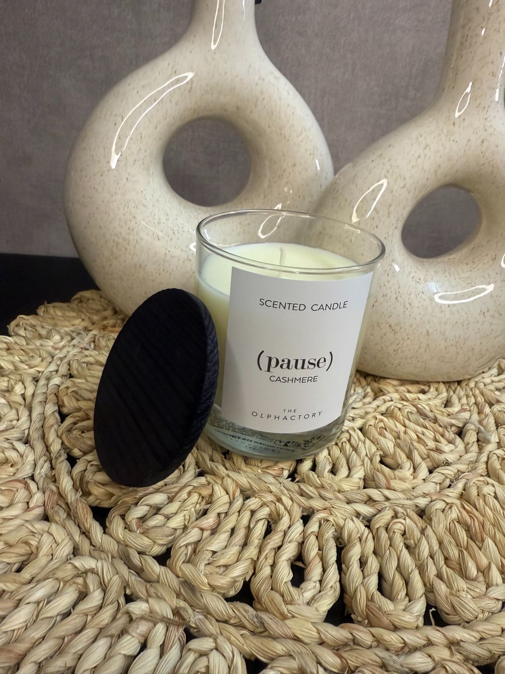 Tafel decoratie set Pause met beige vazen, witte bloementak, gevlochten placemat en geurkaars Pause.