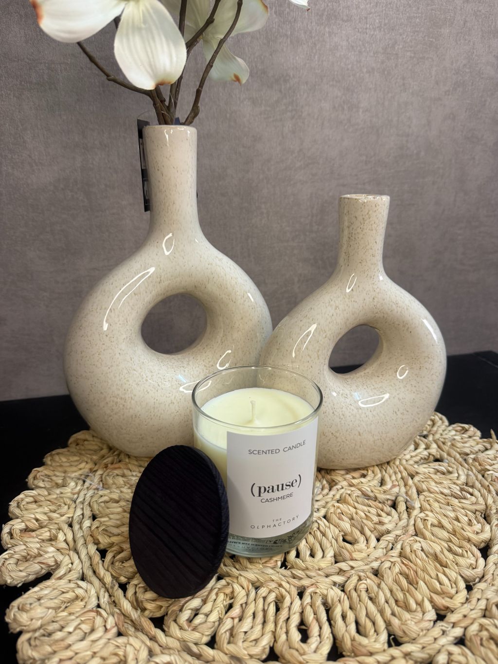 Tafel decoratie set Pause met beige vazen, witte bloementak, gevlochten placemat en geurkaars Pause.