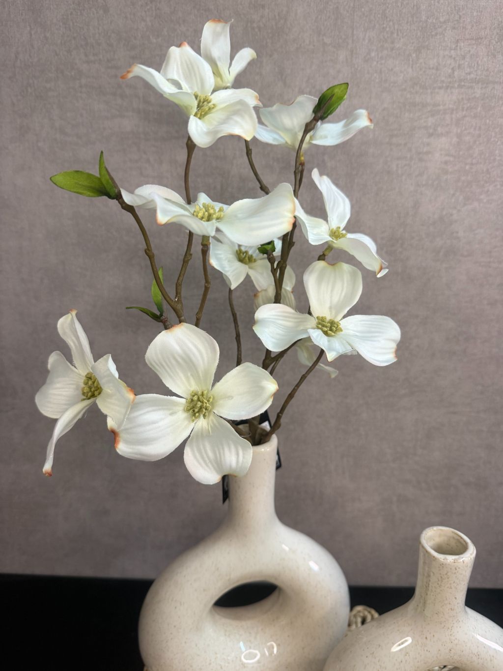 Tafel decoratie set Pause met beige vazen, witte bloementak, gevlochten placemat en geurkaars Pause.