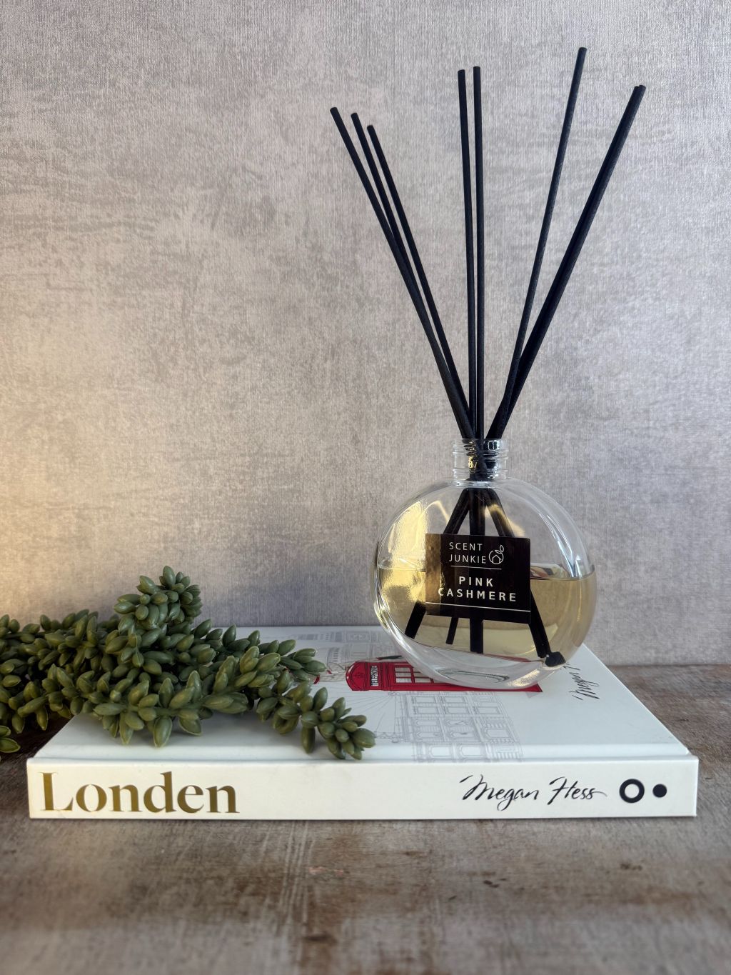 Wit tafelboek met gouden titel ‘Londen’ opgemaakt met accessoires.