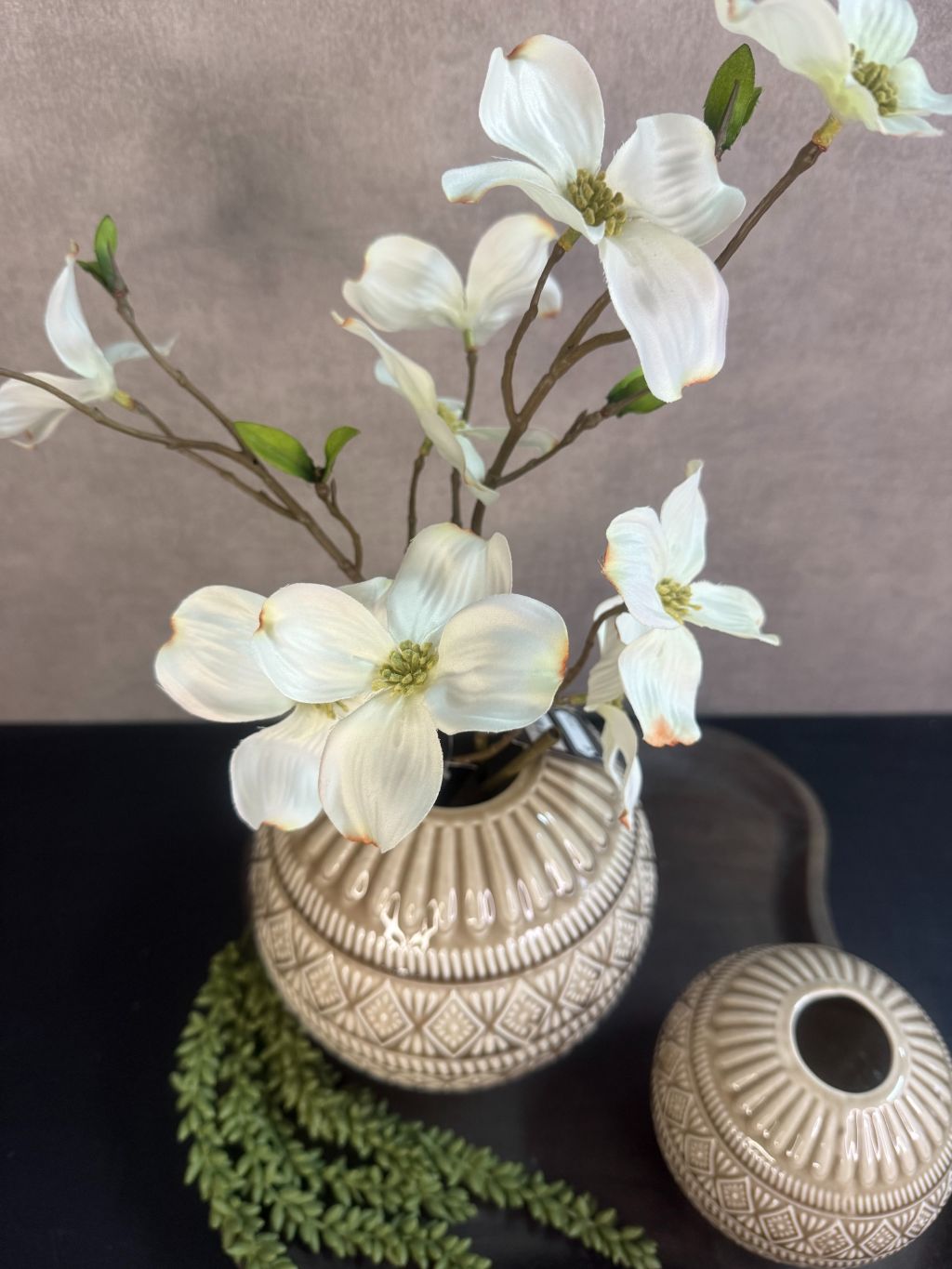 Tafel decoratie set Cozy – beige vazen op houten dienblad met witte bloesemtakken en groen voor een warme uitstraling