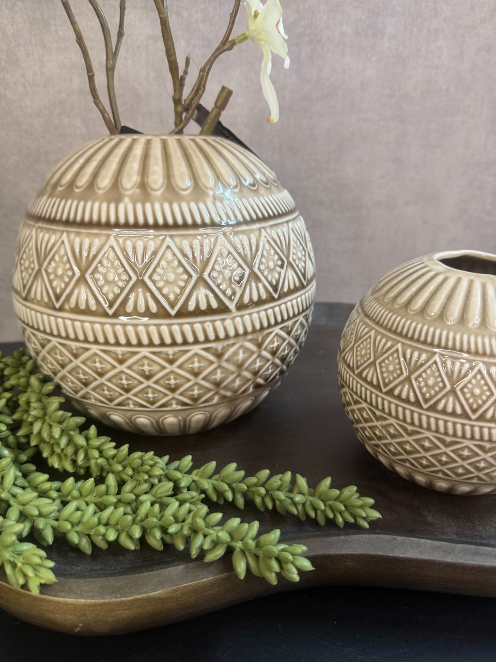 Tafel decoratie set Cozy – beige vazen op houten dienblad met witte bloesemtakken en groen voor een warme uitstraling