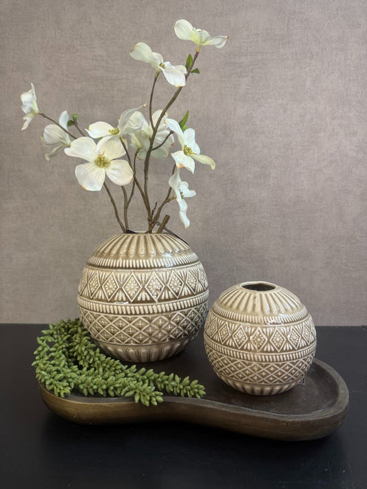 Tafel decoratie set Cozy – beige vazen op houten dienblad met witte bloesemtakken en groen voor een warme uitstraling