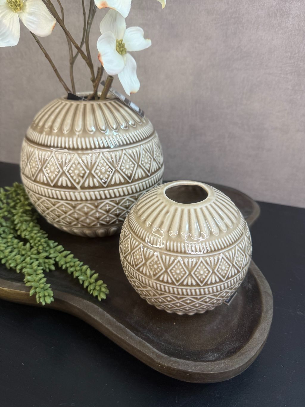 Tafel decoratie set Cozy – beige vazen op houten dienblad met witte bloesemtakken en groen voor een warme uitstraling