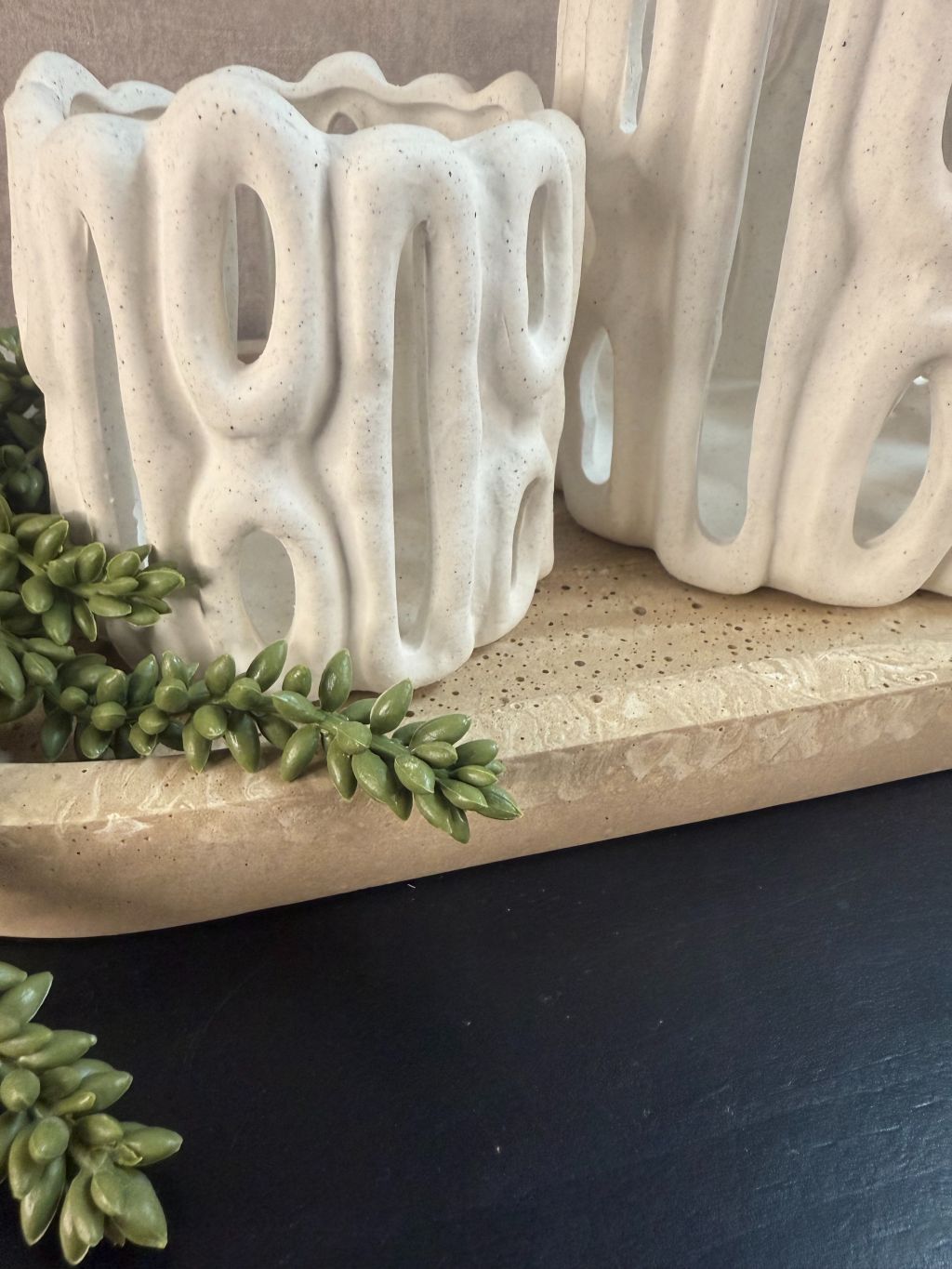 Twee witte sculpturale waxinelichthouders