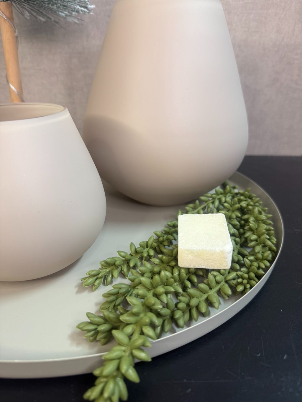 Tafel decoratie set X-tree – beige en groene tafeldecoratie met verlichte dennenboom en amberblokje Impulse.