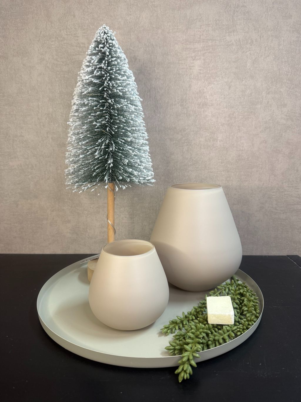 Tafel decoratie set X-tree – beige en groene tafeldecoratie met verlichte dennenboom en amberblokje Impulse.