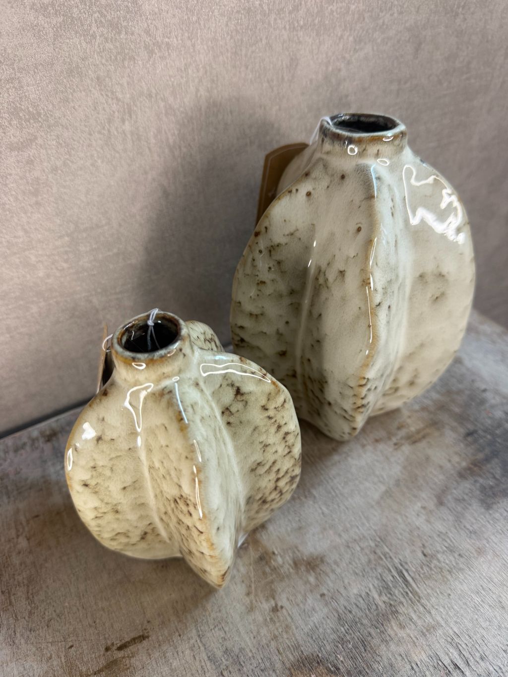 Bovenaanzicht van twee keramieken vazen in beige-bruin met organische vorm, model Arquette, in groot en klein formaat.