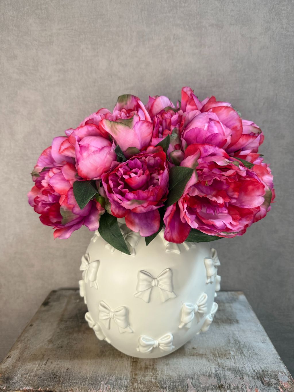 Vaas Bow Ivory met roze kunstbloemen