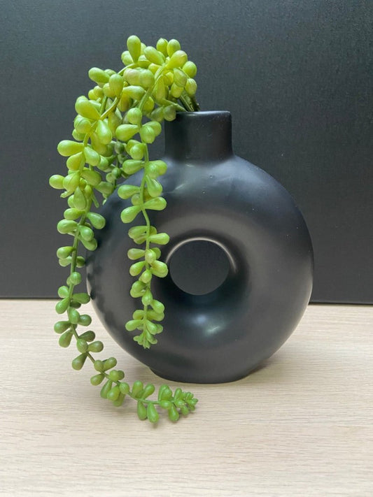 Vaas Donatella met groene erwtenplant