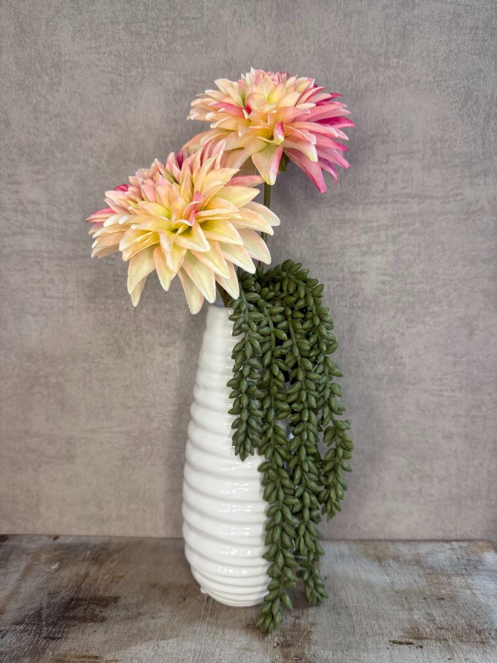 Vaas Lev met ertwenplant en dahlia's
