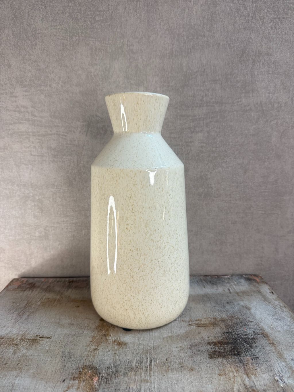 Keramieken vaas Tessa in beige (28x14 cm) van Homebound by Ky. Tijdloos design, ideaal voor losse takken of bloemen.