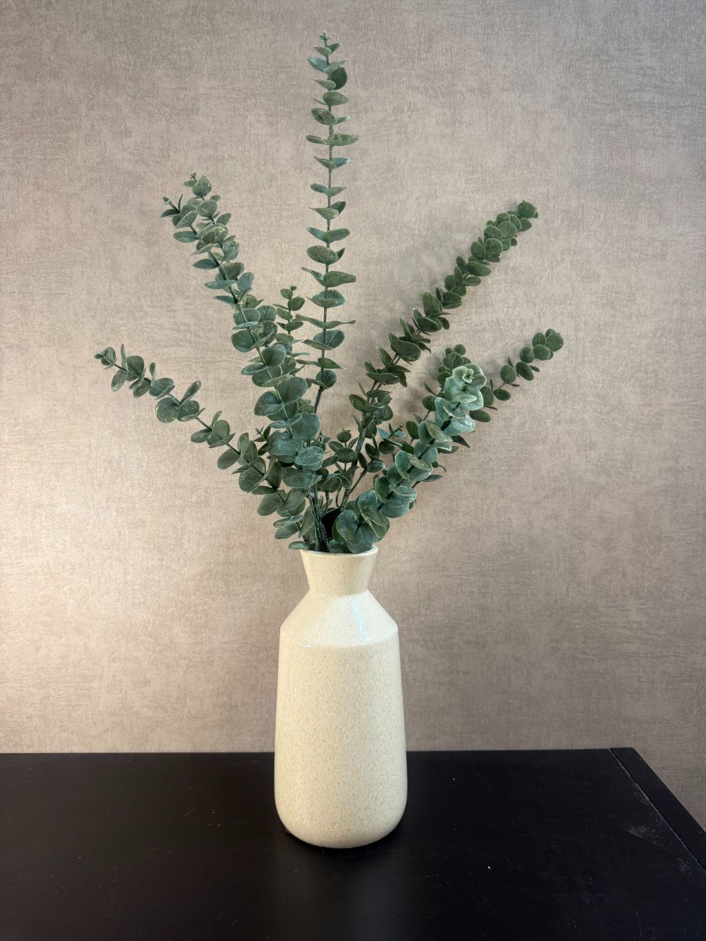 Keramieken vaas Tessa in beige (28x14 cm) van Homebound by Ky met eucalyptus kunsttakken.