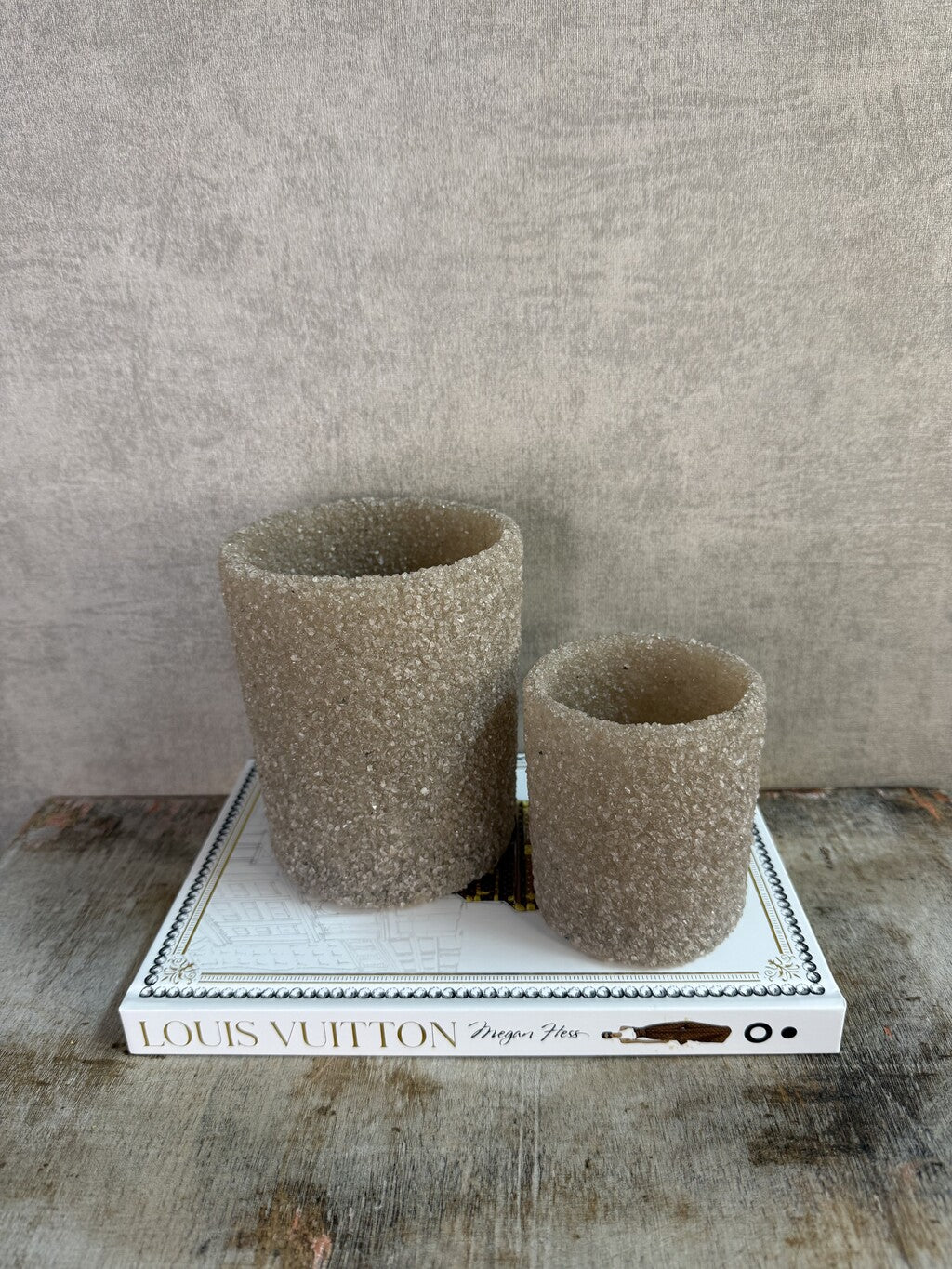 Vakkenkast decoratie set Louis met twee glinsterende led waxinelichtjes op een decoratief boek.