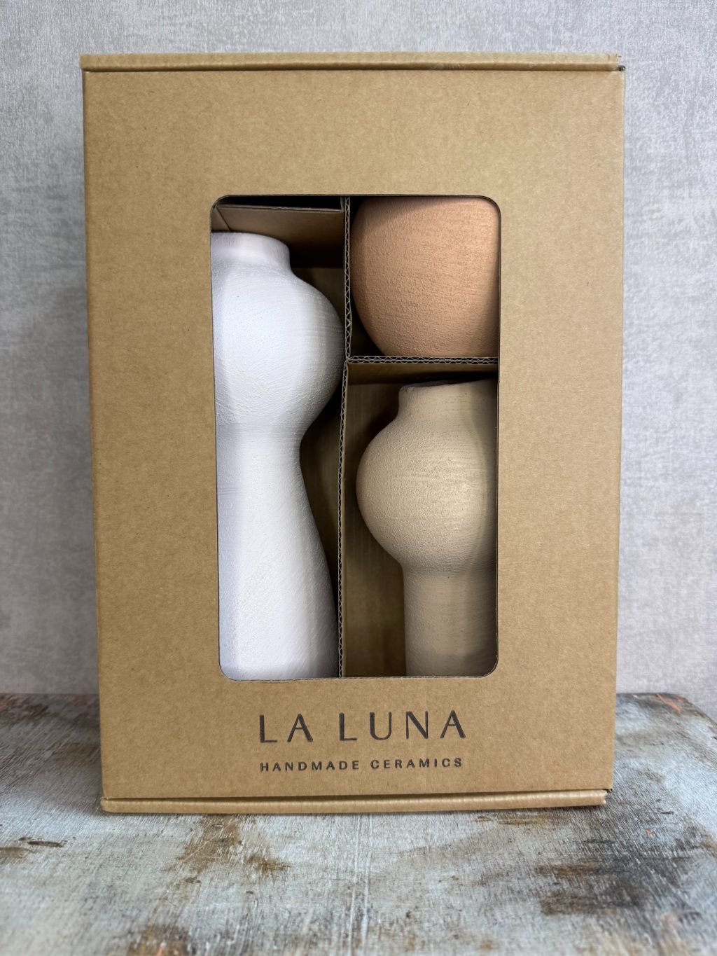 Set van drie keramieken vazen in wit, beige en bruin, gepresenteerd samen en in luxe cadeauverpakking.