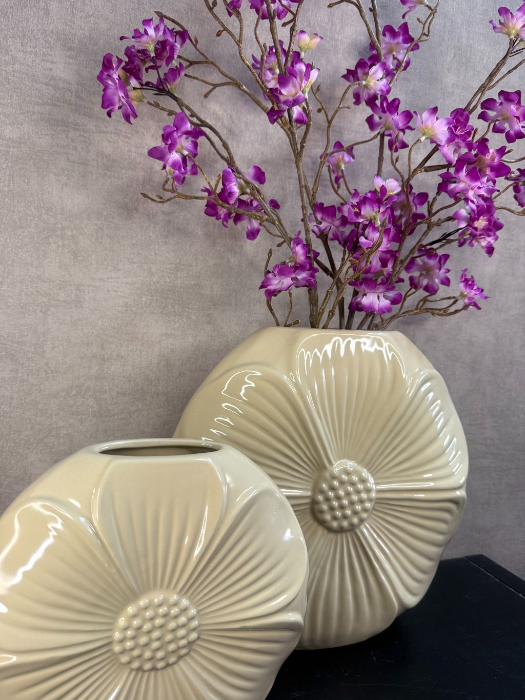 Vensterbank decoratie set met twee crème vazen en paarse kersenbloesem takken, totale hoogte 77 cm.