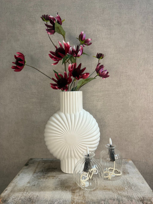 Vensterbank decoratie set Bordeaux met witte vaas, bordeaux bloemen en glazen LED olielampjes.