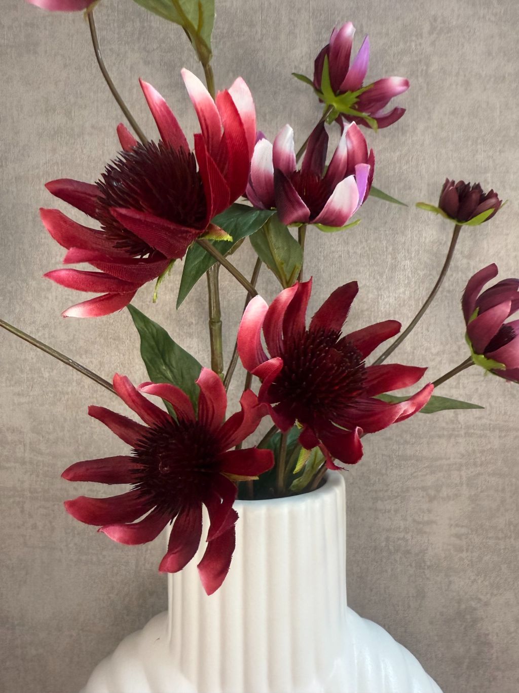 Vensterbank decoratie set Bordeaux met witte vaas, bordeaux bloemen en glazen LED olielampjes.