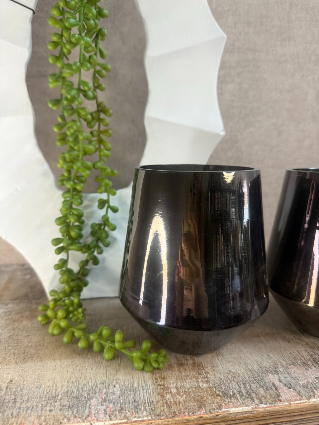 Vensterbank decoratie met witte vaas, groen erwentplantje en waxinelichthouders
