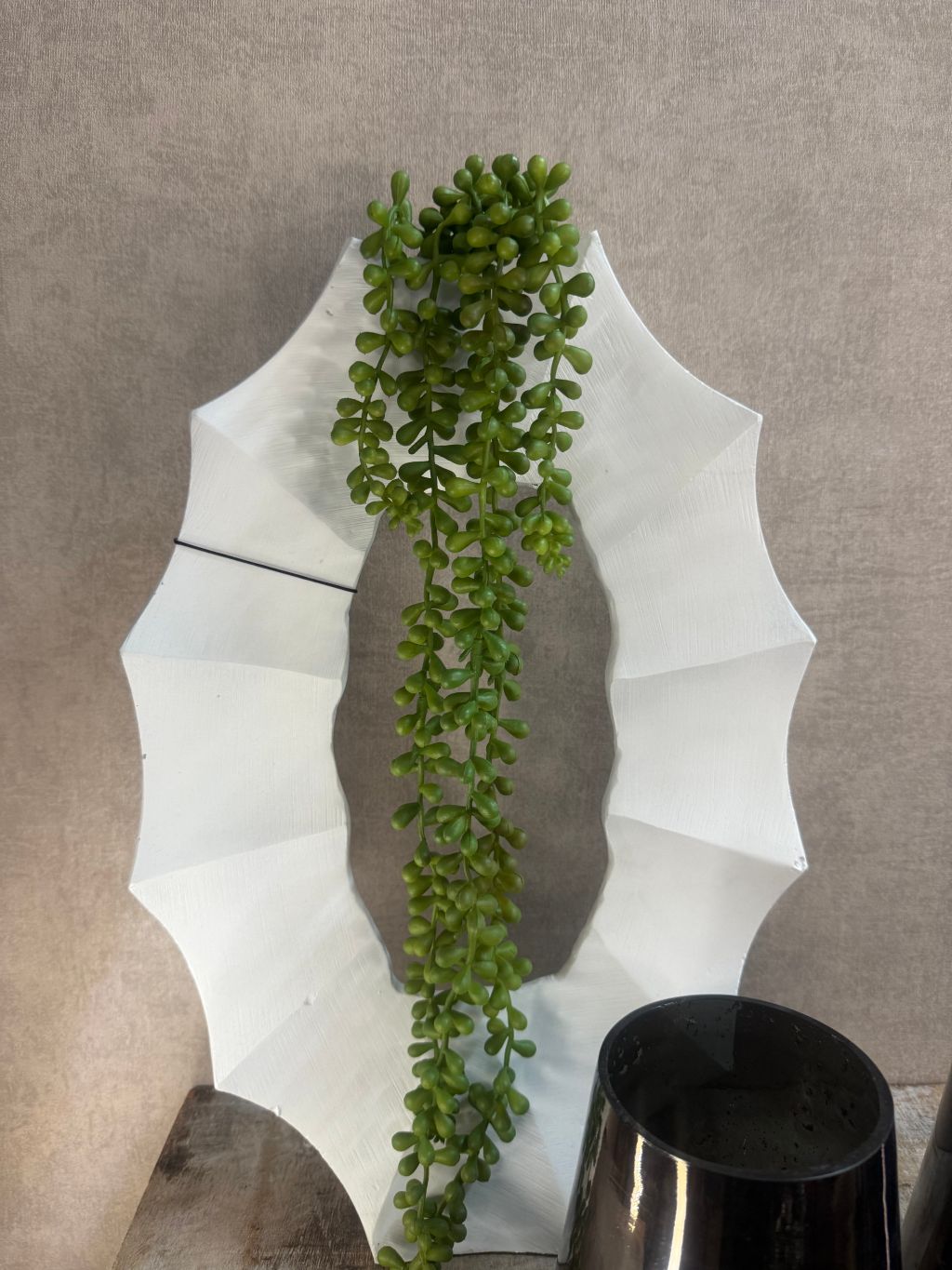 Vensterbank decoratie met witte vaas, groen erwentplantje en waxinelichthouders