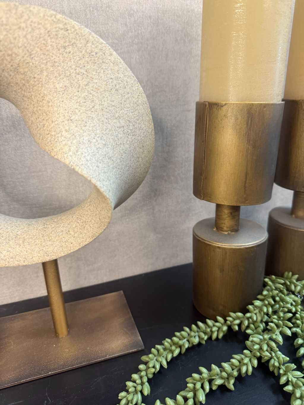 Ornament, kandelaren en erwtenplant