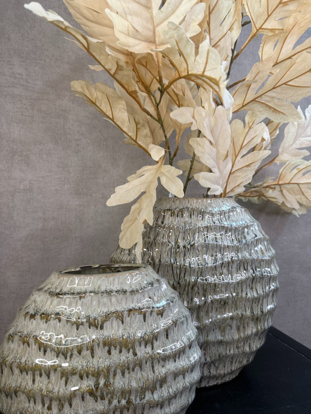 Vensterbank decoratie set Oak – groene vazen met beige eikenbladeren, stijlvolle natuurlijke decoratie voor vensterbank of dressoir