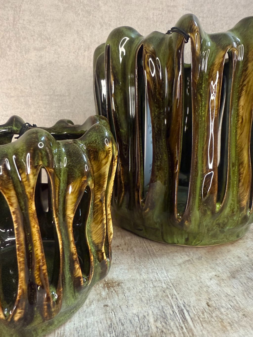 Keramieken waxinelichthouder Terra in groen, beige en bruin met opengewerkt design, verkrijgbaar in klein en groot formaat, merk Pomax.