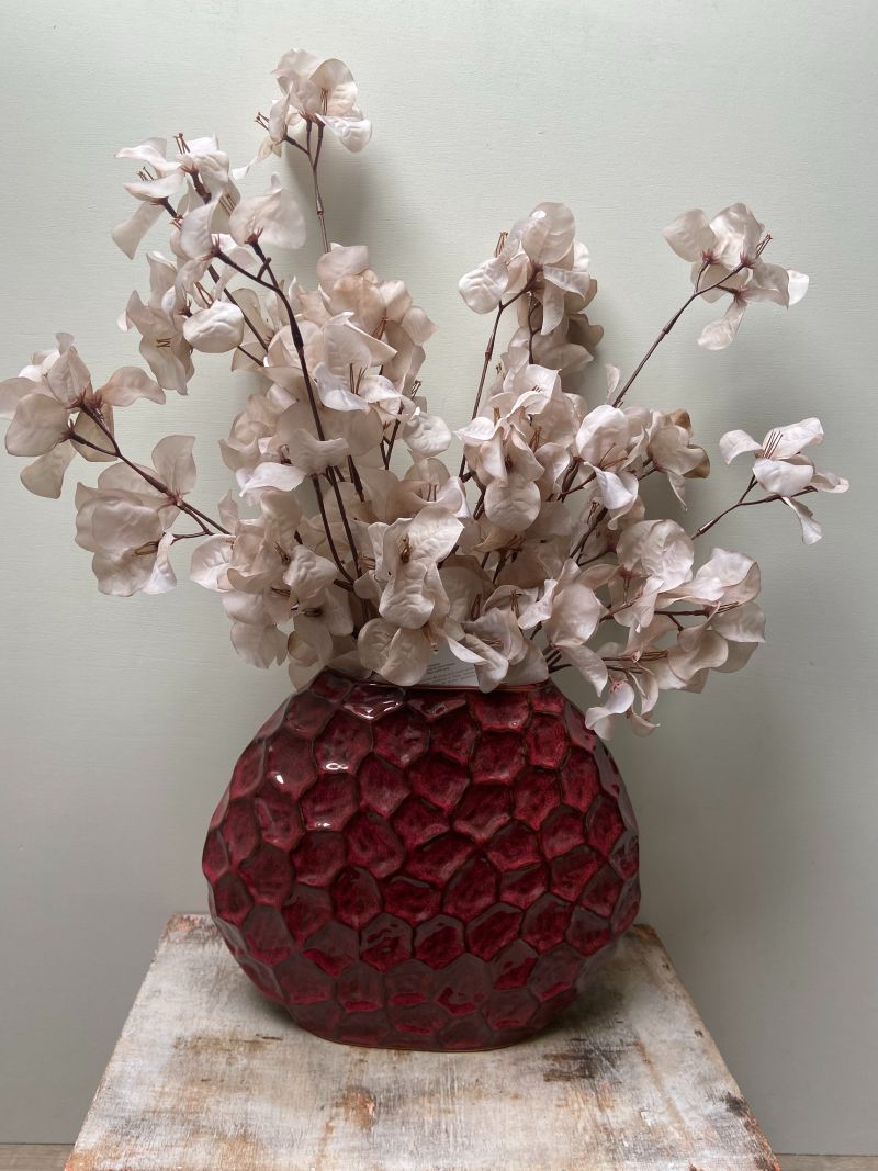 kunstboeket met Bougainvillea Nude takken en bordeaux kleurige vaas