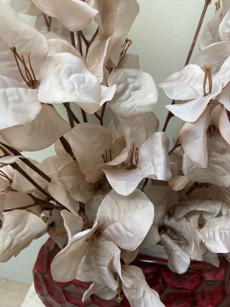 kunstboeket met Bougainvillea Nude takken en bordeaux kleurige vaas