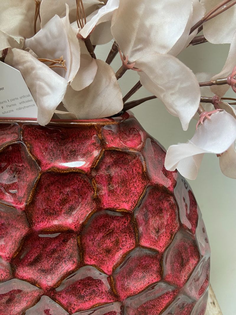 kunstboeket met Bougainvillea Nude takken en bordeaux kleurige vaas